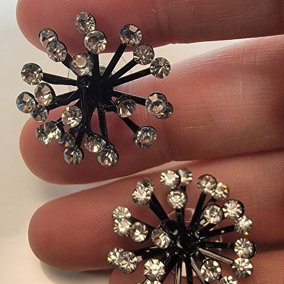 Vintage Crystal Dandelion Stud Earrings – Elegant Floral Design with Sparkle - Picture 9 of 10